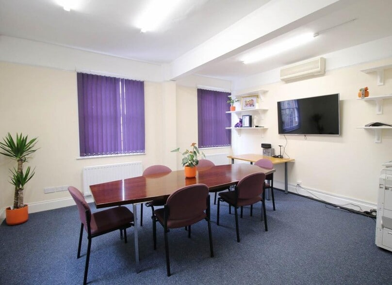 18 Newbury St, Wantage for sale - Interior Photo - Image 2 of 12