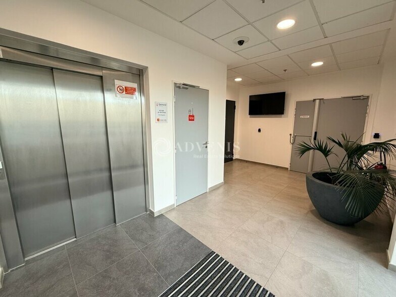 Industrial in Ferrières-en-Brie to rent - Lobby - Image 3 of 5