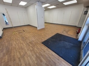 129B London Rd, Stockport to rent Interior Photo- Image 1 of 12