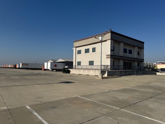 2733 S Airport Way, Stockton, CA for rent - Primary Photo - Image 1 of 17