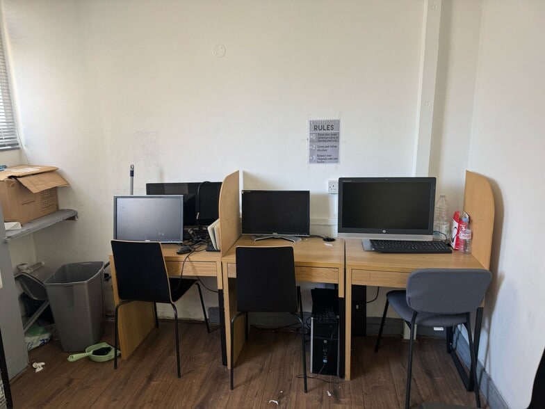 Woodford Ave, Ilford to rent - Building Photo - Image 2 of 4