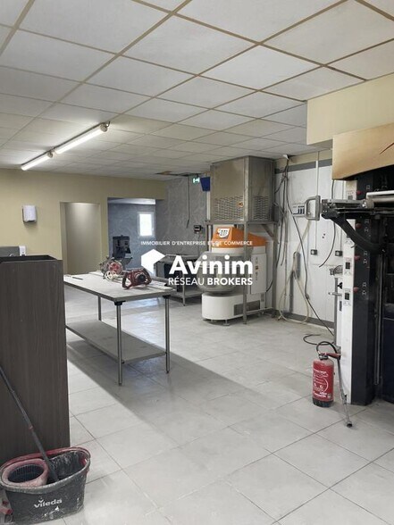 Retail in Marignane for sale - Interior Photo - Image 2 of 2