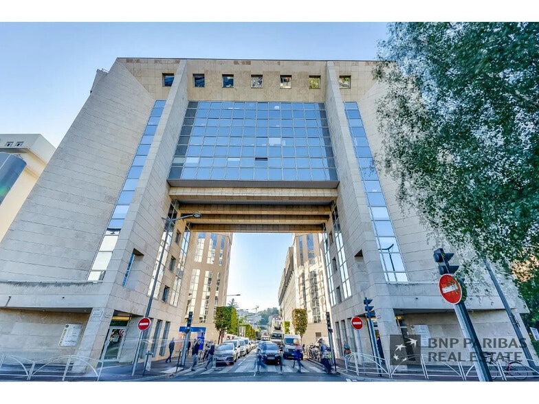 17 Place De La Résistance, Issy-les-Moulineaux to rent - Building Photo - Image 1 of 21