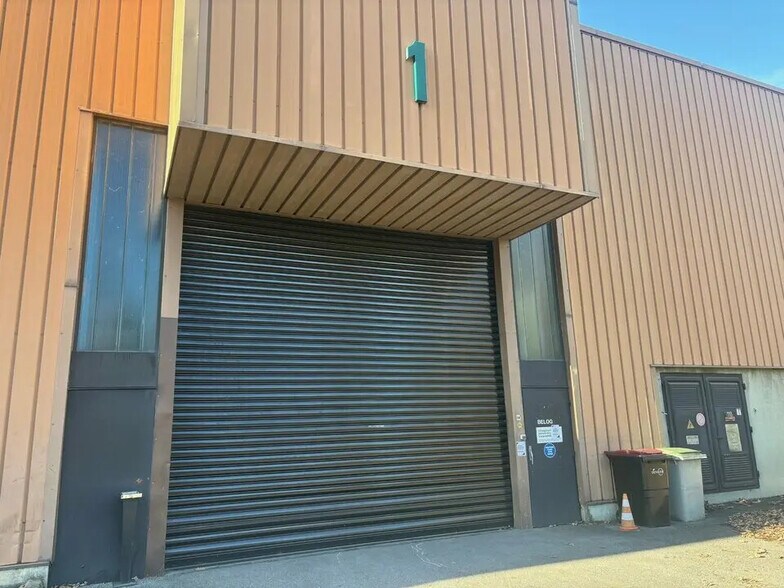 Light Industrial in Émerainville to rent - Building Photo - Image 2 of 5