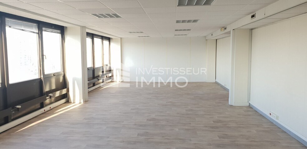 Office in Boissy Saint Leger to rent - Interior Photo - Image 2 of 9