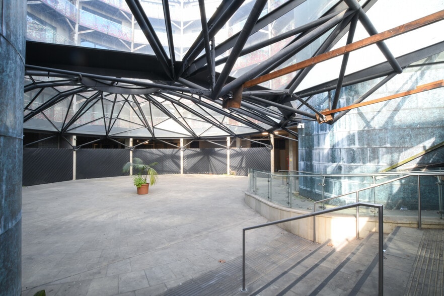 12A Islington Green, London to rent - Interior Photo - Image 3 of 5