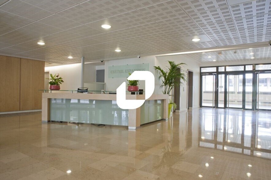 Office in Créteil to rent - Lobby - Image 2 of 13