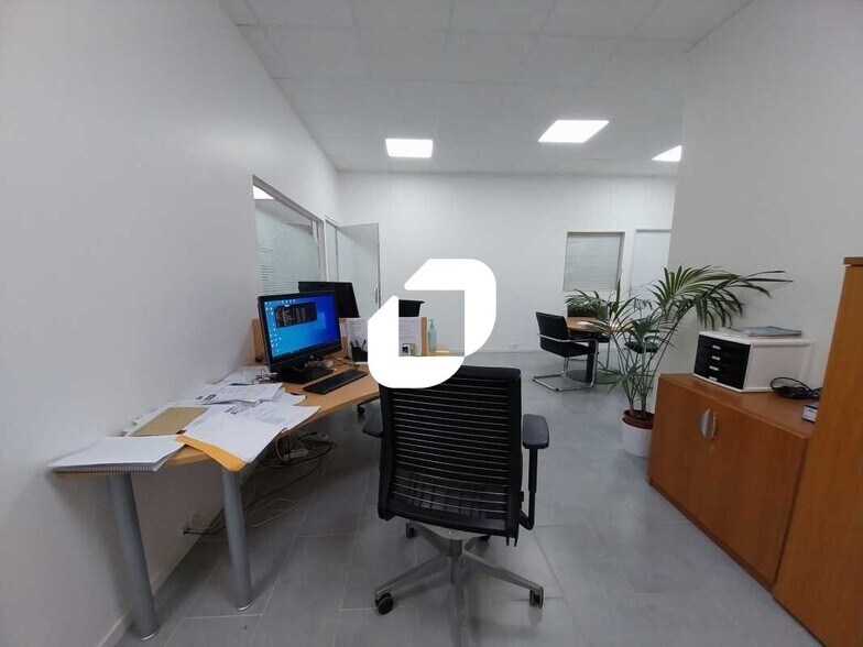 Office in Montigny Le Bretonneux to rent - Interior Photo - Image 3 of 14