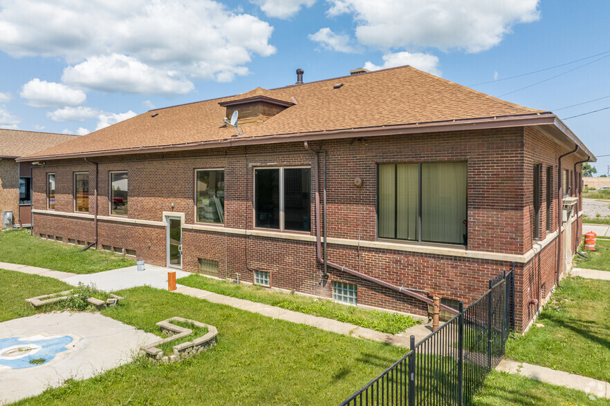 1442 N Memorial Dr, Racine, WI for rent - Building Photo - Image 1 of 23