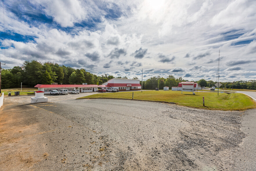 4963 NC 704 Hwy E, Sandy Ridge, NC for sale - Building Photo - Image 1 of 1