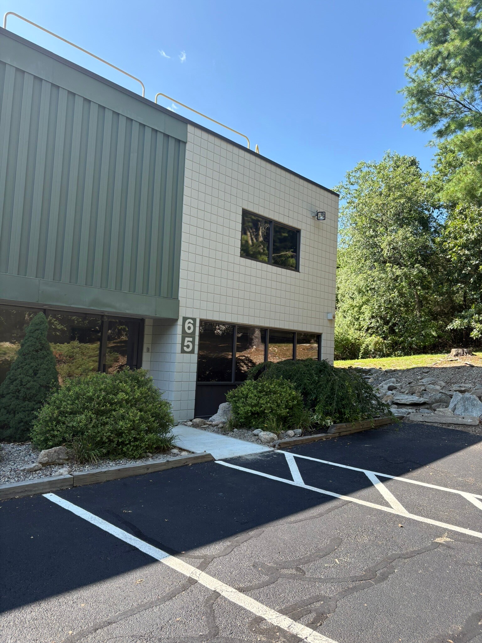 25 Thurber Blvd, Smithfield, RI to rent Interior Photo- Image 1 of 7