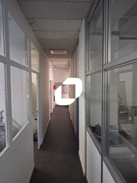 Office in Rueil-Malmaison to rent - Interior Photo - Image 2 of 24