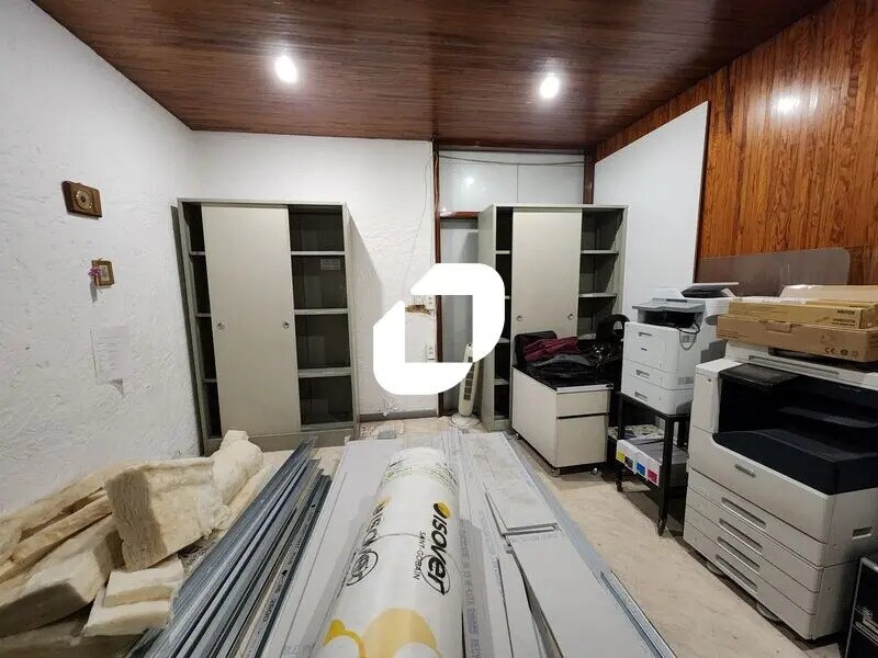 Retail in Bordeaux for sale Interior Photo- Image 1 of 7