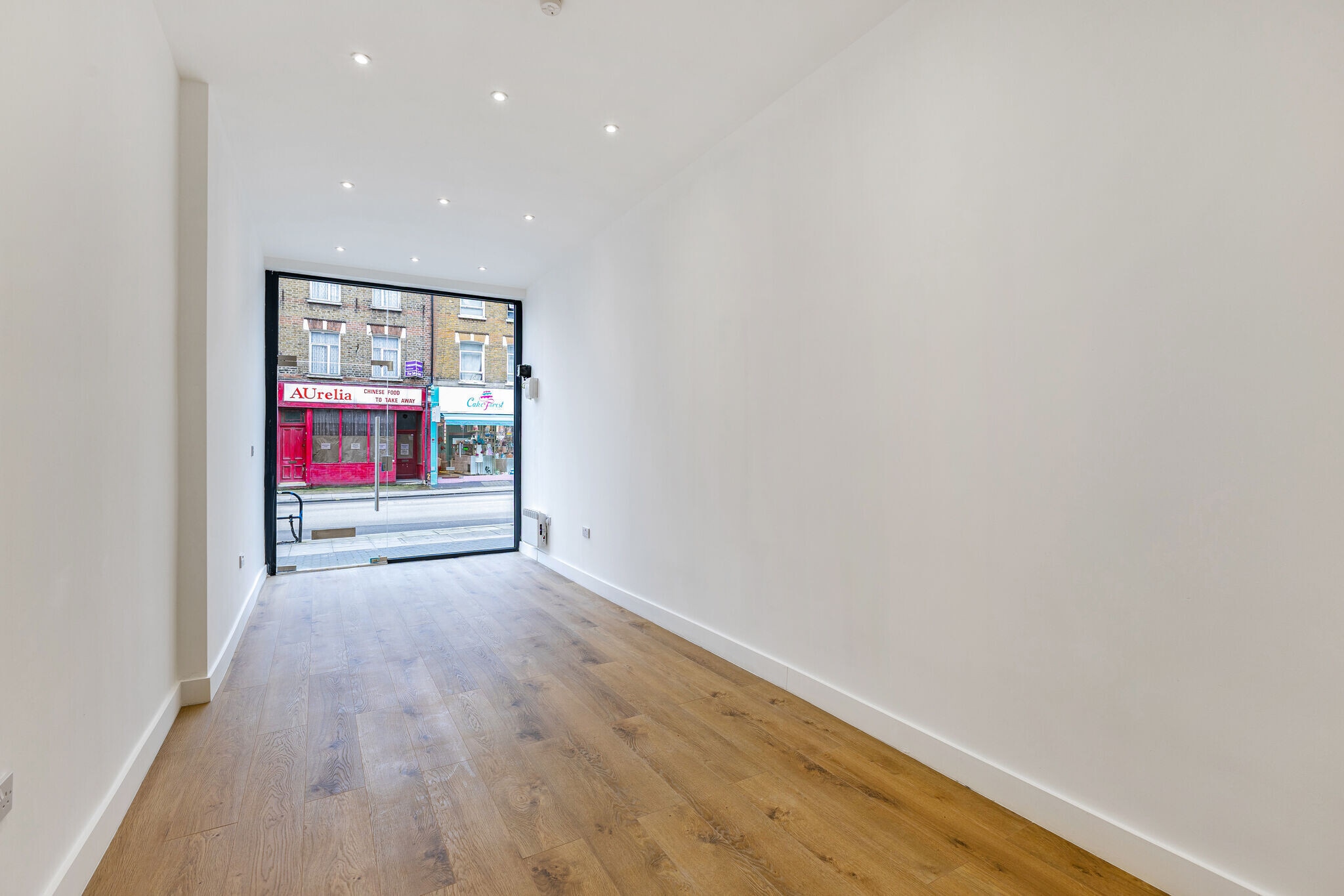 100-102 Wandsworth Bridge Rd, London for sale Interior Photo- Image 1 of 2
