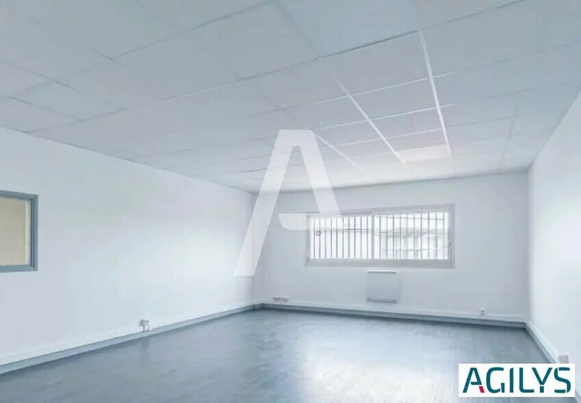 Light Industrial in Lisses to rent - Interior Photo - Image 1 of 6