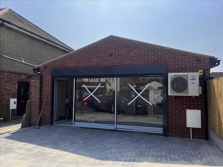 Villiers Rd, Slough to rent - Primary Photo - Image 1 of 5