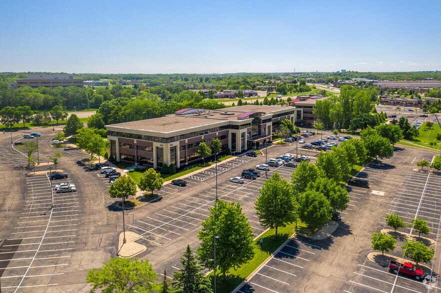 860 Blue Gentian Rd, Eagan, MN for rent - Building Photo - Image 2 of 4