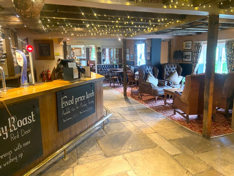 1 Auchenkilns Park, Cumbernauld to rent - Primary Photo - Image 1 of 8