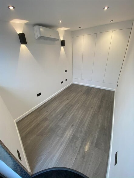 92A Forest Rd, Loughton to rent - Building Photo - Image 2 of 5