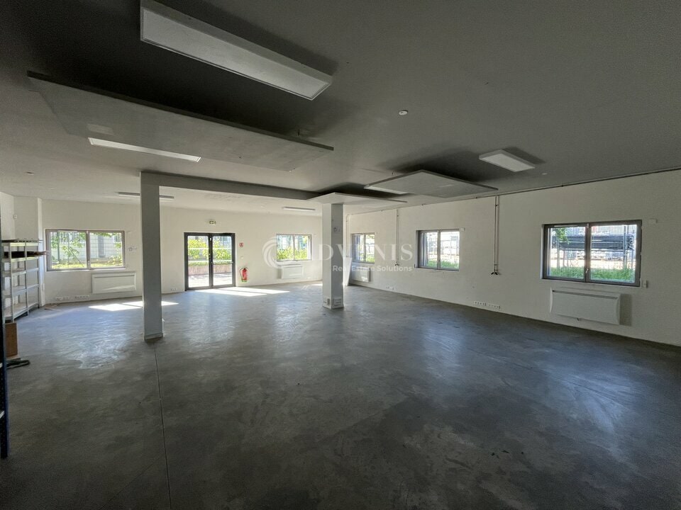 Light Industrial in Coignières to rent Interior Photo- Image 1 of 10