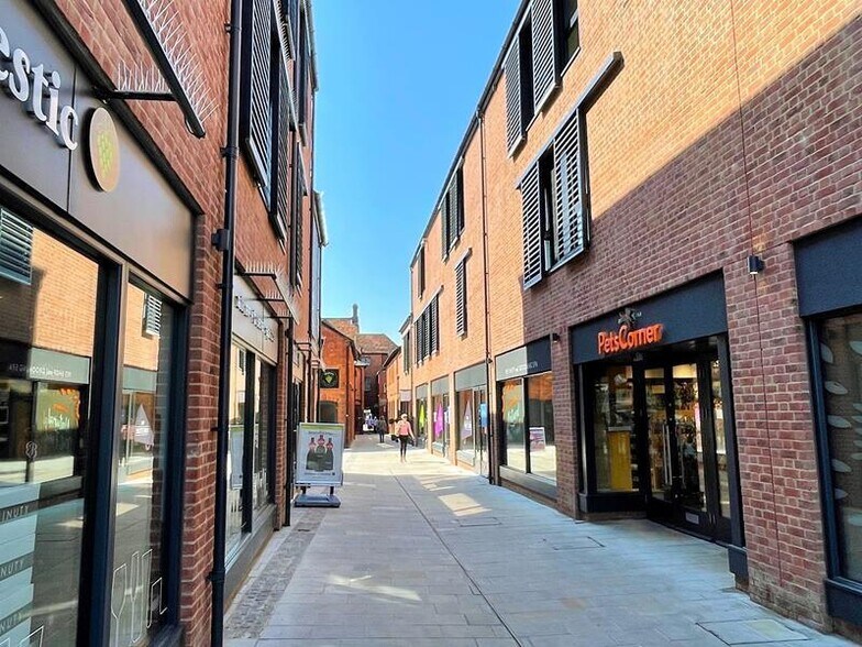 20-24 Market Pl, Henley On Thames to rent - Building Photo - Image 2 of 3