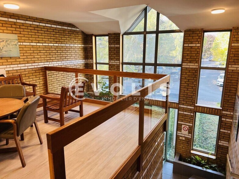 Office in Champs-sur-Marne to rent - Building Photo - Image 3 of 11
