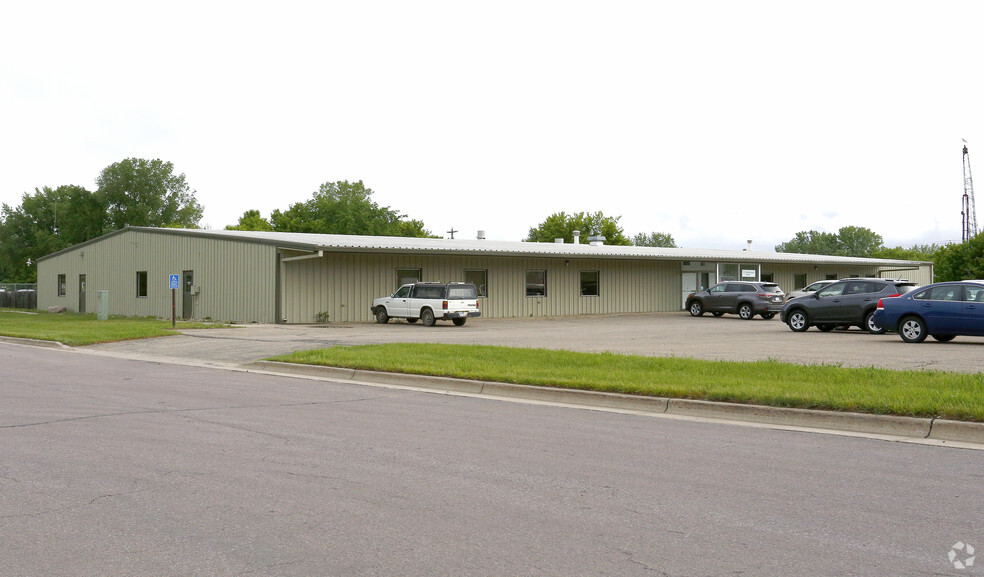 210 20th South St, New Ulm, MN for rent - Building Photo - Image 1 of 14