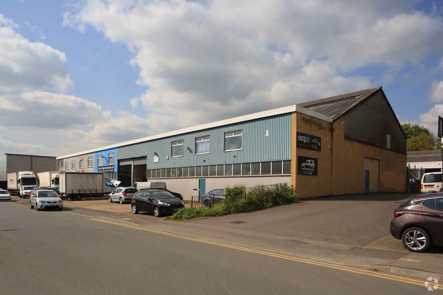 Fircroft Way, Edenbridge to rent - Primary Photo - Image 1 of 2