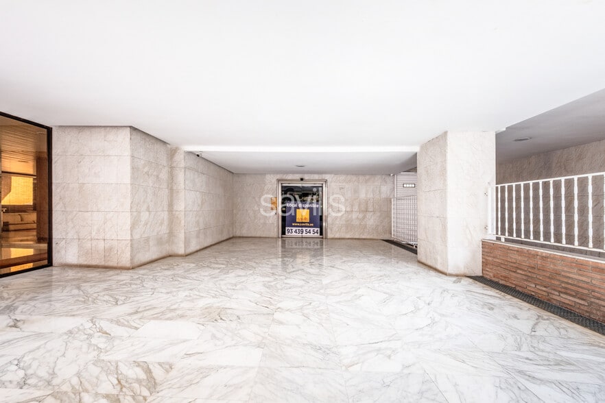 Retail in Barcelona, Barcelona to rent - Interior Photo - Image 2 of 4