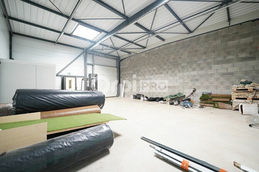 Light Industrial in Sainte-Consorce to rent - Interior Photo - Image 3 of 7