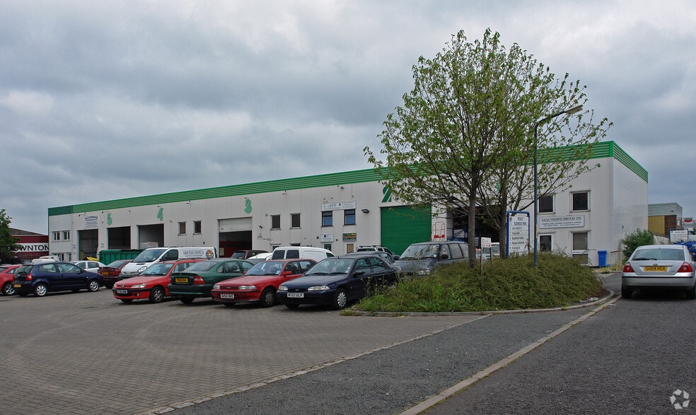 Trident Clos, Rochester to rent - Building Photo - Image 2 of 2