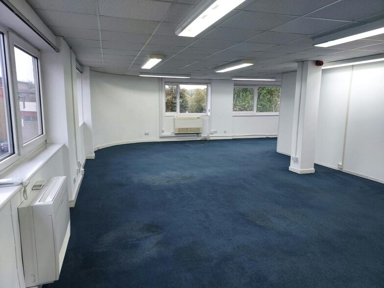 Hill Ave, Amersham to rent - Building Photo - Image 2 of 20