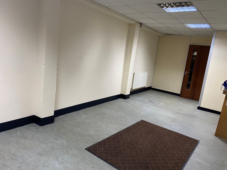 281-285 Wood St, London to rent - Building Photo - Image 3 of 7