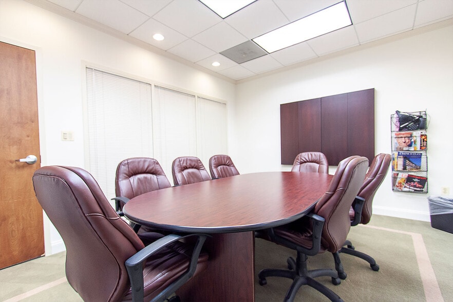 390 Amwell Rd, Hillsborough, NJ to rent - Interior Photo - Image 2 of 14