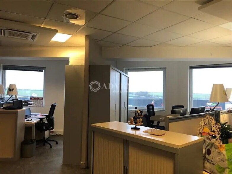 Office in Plaisir to rent - Building Photo - Image 3 of 5