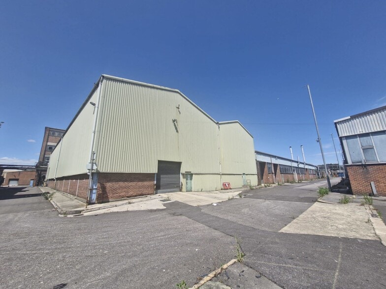 37 Bath Rd, Melksham to rent - Primary Photo - Image 1 of 4