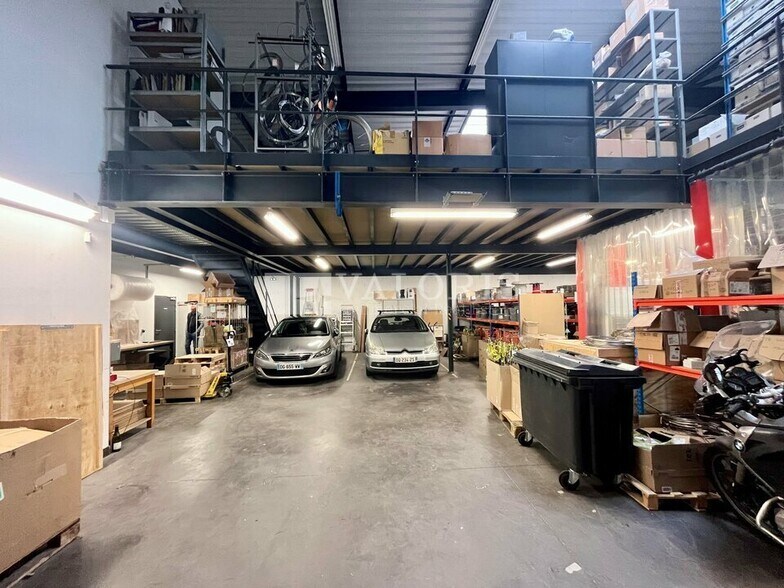 Light Industrial in Vaulx-en-Velin to rent - Interior Photo - Image 2 of 11