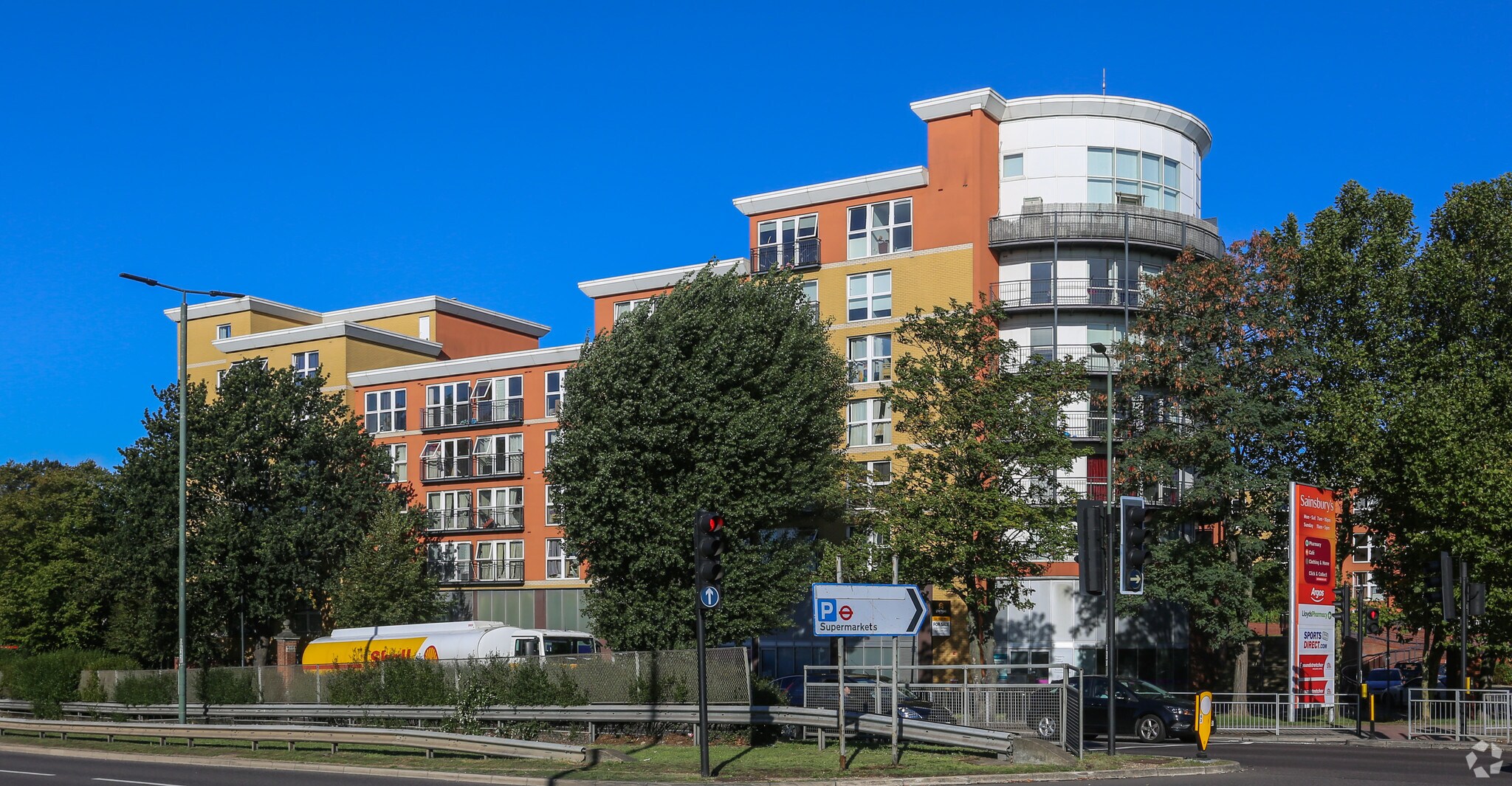 1-5 Monarch Way, Ilford for sale Primary Photo- Image 1 of 1