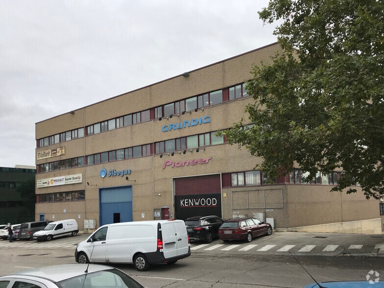 Avenida Camino de lo Cortao, 28, San Sebastián de los Reyes, Madrid to rent - Building Photo - Image 2 of 3