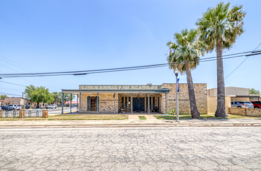 100 N 4th St, Carrizo Springs, TX for sale - Building Photo - Image 1 of 16