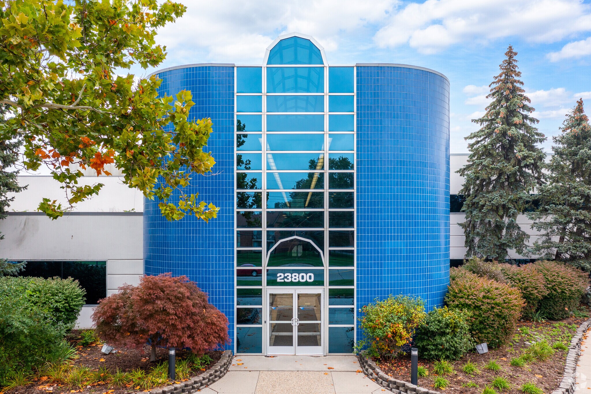 23800 W 10 Mile Rd, Southfield, MI to rent Building Photo- Image 1 of 7