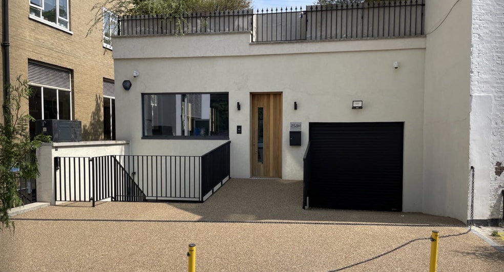 15 Reece Mews, London to rent - Building Photo - Image 2 of 6