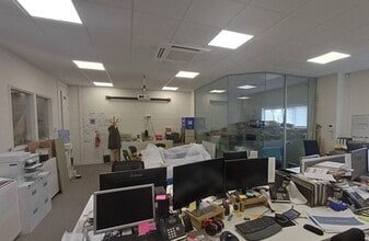 1-4 Pegasus Dr, Biggleswade to rent Interior Photo- Image 2 of 2