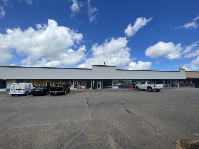 101-161 North Brazosport Blvd, Clute, TX for rent - Building Photo - Image 2 of 4