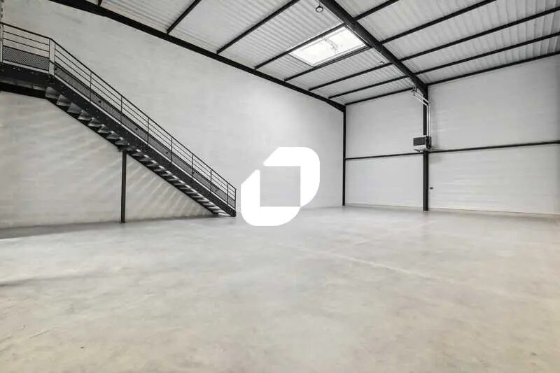 Light Industrial in Le Thillay to rent Interior Photo- Image 1 of 15