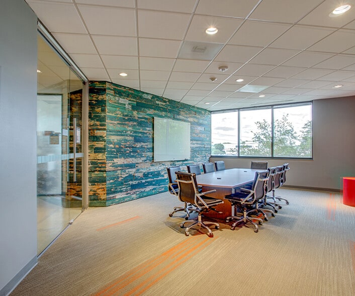 7676 Hillmont St, Houston, TX to rent - Interior Photo - Image 3 of 5