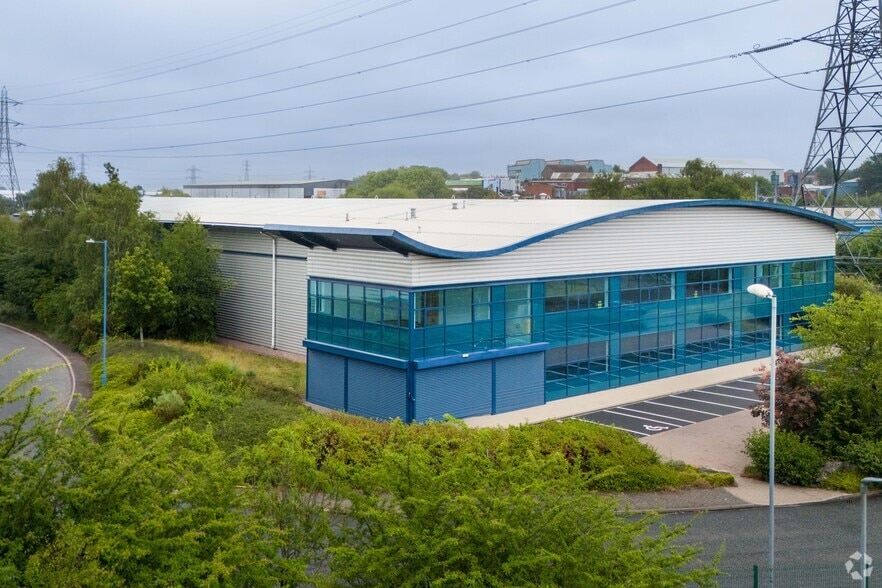 Golds Hill Way, Tipton to rent - Building Photo - Image 3 of 4