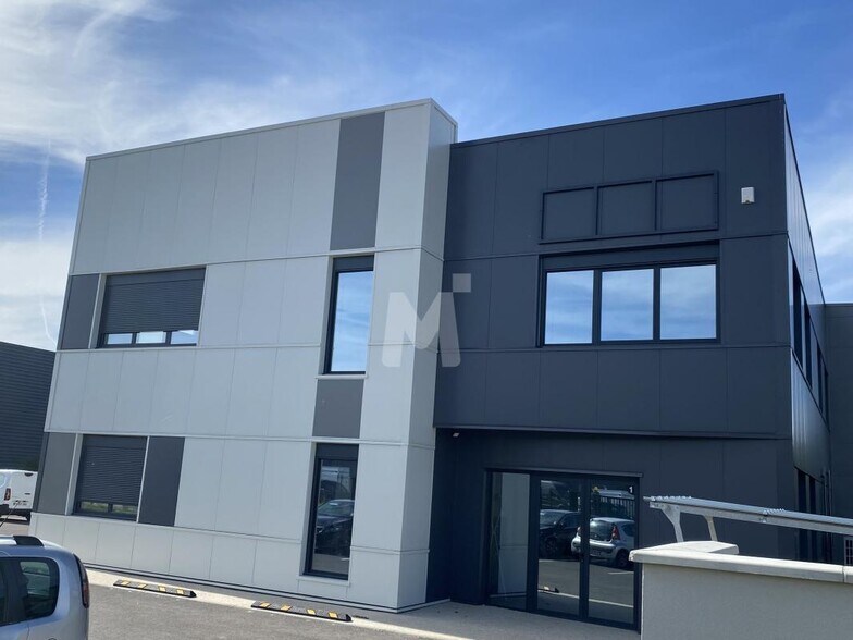 Office in Saint-Pierre-du-Perray to rent - Building Photo - Image 2 of 7