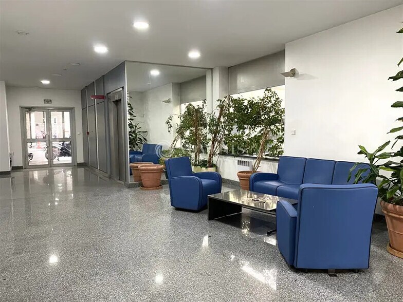 Office in Saint-Ouen-sur-Seine to rent - Lobby - Image 2 of 8