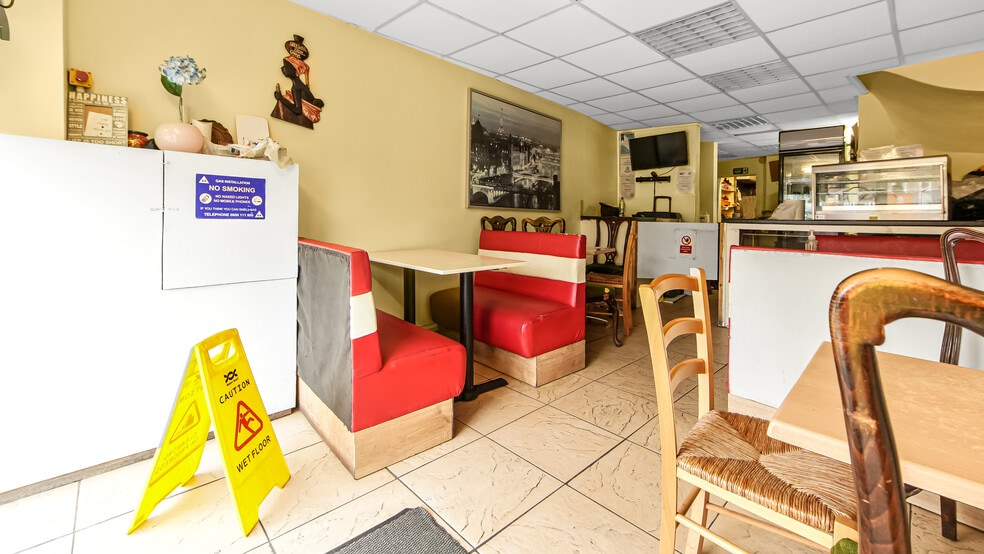 21 Upper Green E, Mitcham for sale - Interior Photo - Image 2 of 12